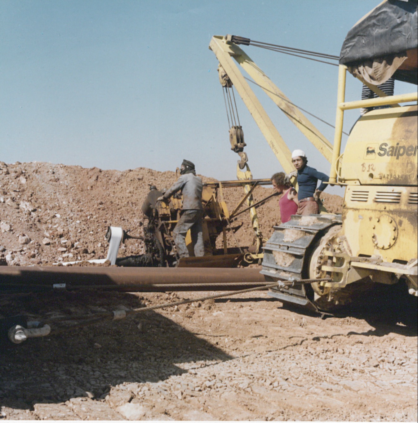 Yhe laying of the gas pipelines throughout the desert, 1970 ca (ENI historical archives, https://archiviostorico.eni.com/aseni/it/explore/photos/IT-ENI-FT0001-0000002800?r=search#/search/Hassi+R'Mel )