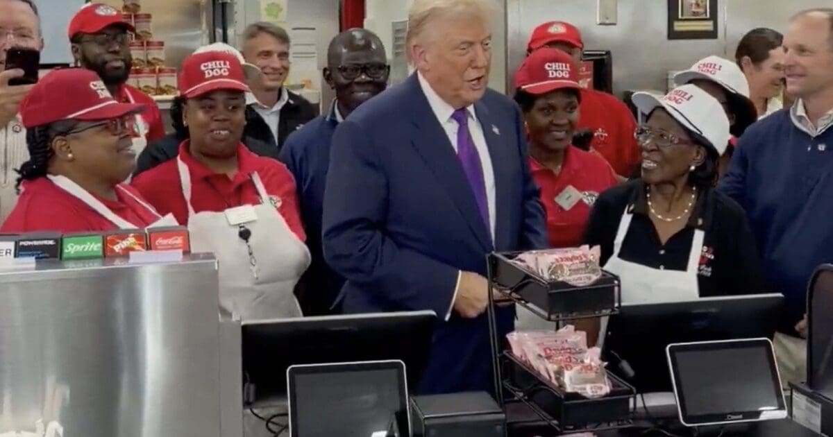 President Trump BELOVED By Fast-Food Workers In Georgia When He Stops In To Buy Burgers!