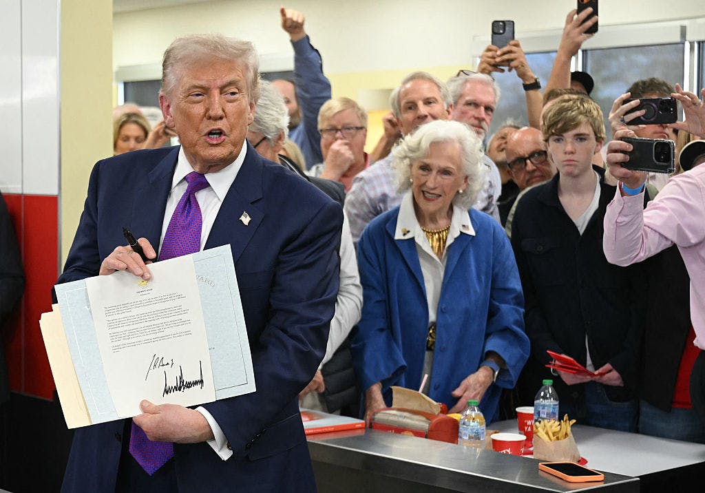 The Sharpie Is Mightier Than The Battery: Man Exchanges ‘Robo-Joe’ Signature For Trump’s