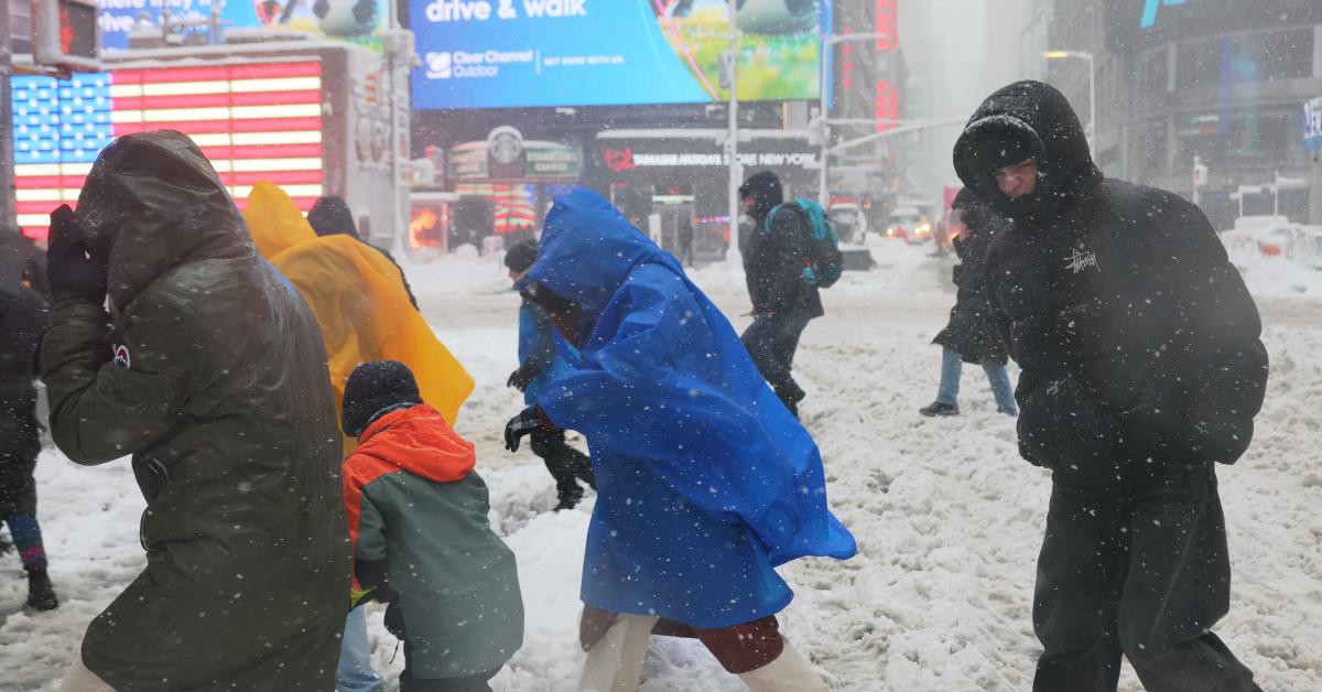 At least 2 dead, flight canceled, nearly 700k power outages in historic blizzard across Northeast