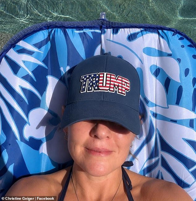 Geiger lying on a beach in a ¿TRUMP¿ cap