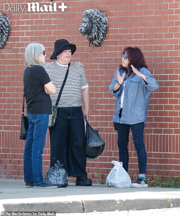 The trio chatted for half an hour while smoking cigarettes outside the Italian restaurant