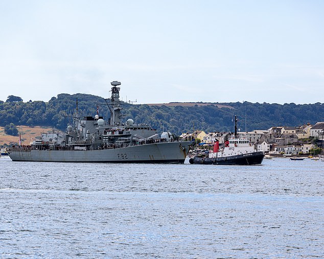 Neustrashimy's armaments include a 100mm gun, Kashtan CIWS, Kinzhal SAMs and Torpedoes