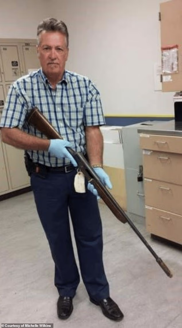 The Remington Model 11 20-gauge shotgun found at the scene was held by Detective Mike Ciesynski, who investigated Cobain's death. The gun was destroyed in 2022