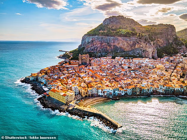 Tsunami alert for Italy after series of earthquakes off the coast